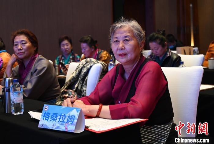 圖為西藏銀發(fā)旅游產(chǎn)品體驗(yàn)團(tuán)老年代表?！≮w朗 攝