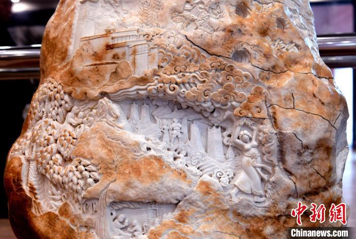 圖為5月16日，展覽中的漢白玉雕作品《猴子變?nèi)恕??！±盍?攝