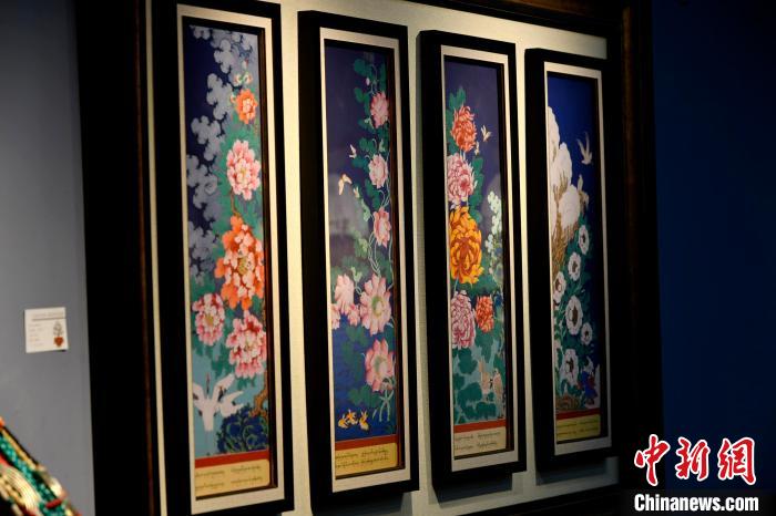 圖為5月16日，展覽中新創(chuàng)唐卡作品《四季花》。　李林 攝