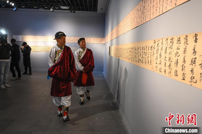 圖為學(xué)生參觀黃庭堅(jiān)書法文獻(xiàn)展?！≮w朗 攝