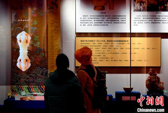 圖為5月18日，觀眾正在欣賞展覽?！±盍?攝