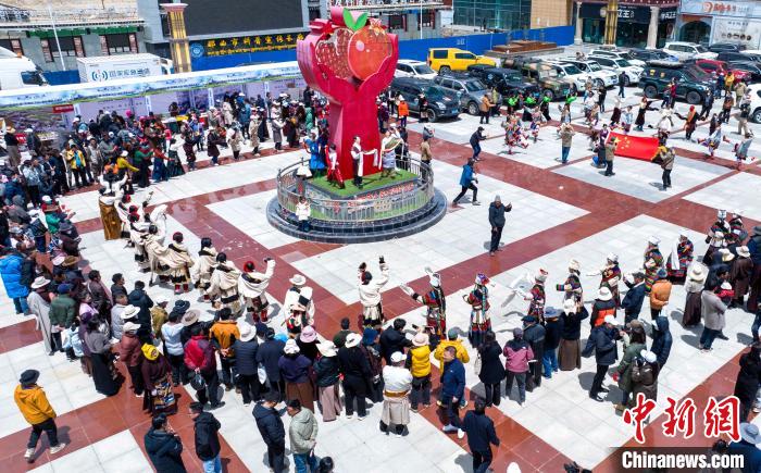 圖為“極地那曲 天際之旅”2023西藏那曲“中國(guó)旅游日”音樂(lè)美食嘉年華活動(dòng)現(xiàn)場(chǎng)。　那曲市文化和旅游局供圖