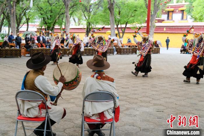 中國西藏發(fā)展論壇中外參訪嘉賓在拉薩羅布林卡觀藏戲、品卡塞