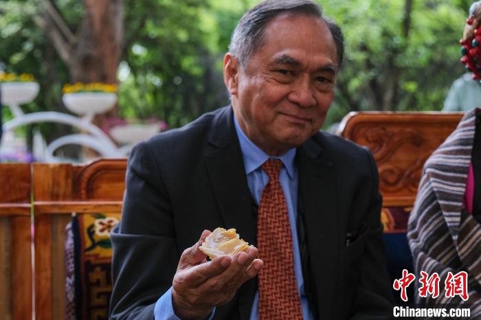 菲律賓駐華大使吉米·阿德里亞諾·弗洛克魯茲品嘗卡塞。　江飛波 攝