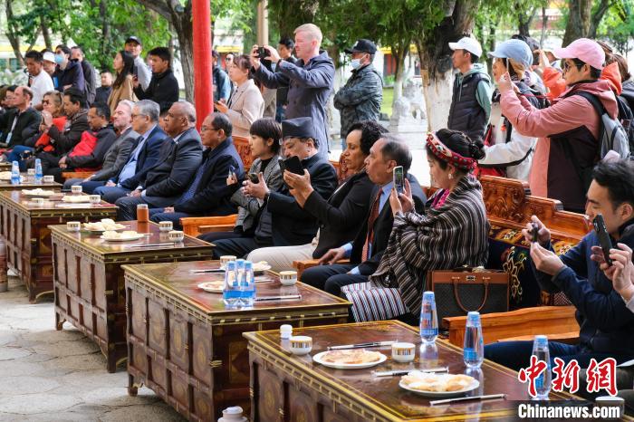 5月19日，中外嘉賓在羅布林卡和游客一起觀看藏戲?！〗w波 攝