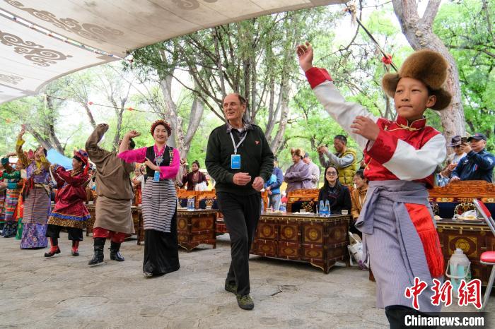 英國籍嘉賓柯馬凱(Michael Crook)加入鍋莊舞隊(duì)伍?！〗w波 攝