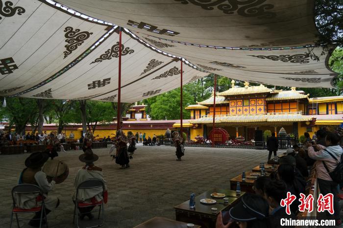 圖為當(dāng)日拉薩羅布林卡。　江飛波 攝