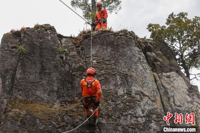 圖為消防員開展崖壁滑降訓(xùn)練。　吳蕾蕾 攝