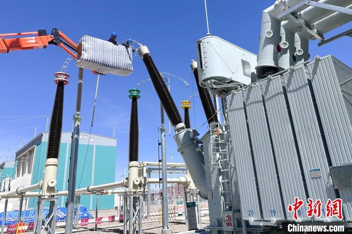 國網(wǎng)西藏電力組織檢修人員對設(shè)備進(jìn)行全面體檢?！W(wǎng)西藏電力有限公司 供圖