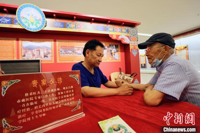 “藏韻瑰寶”藏醫(yī)四部醫(yī)典唐卡珍品展在天津美術館展出，展覽現場藏醫(yī)專家義診受歡迎。　劉俊蒼 攝