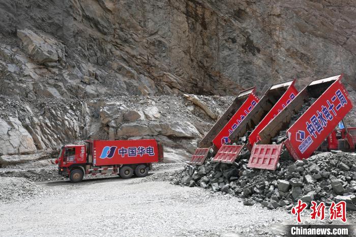 拉哇水電站正式啟動(dòng)大壩填筑?！∪A電金上公司 供圖