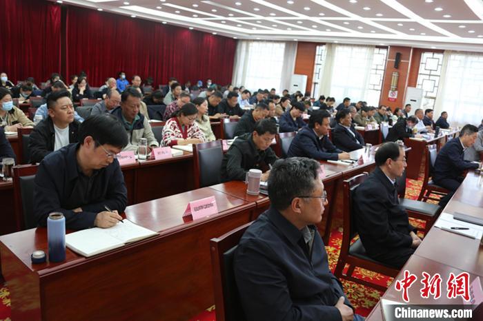 圖為專題黨課現(xiàn)場?！∝暽＠?攝