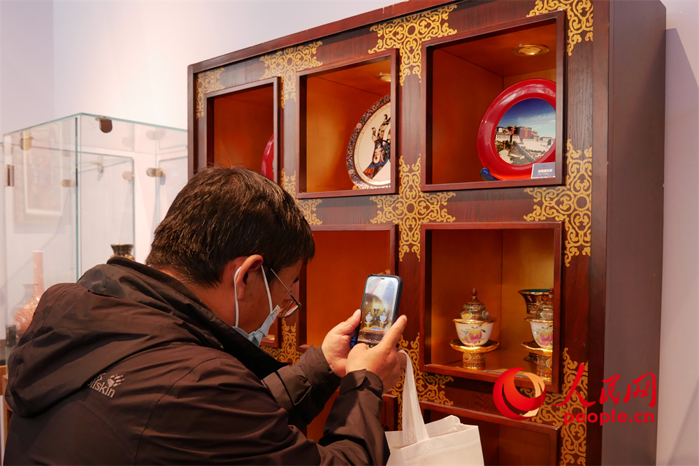 觀眾正在用手機拍攝展品。人民網(wǎng) 韋衍行攝