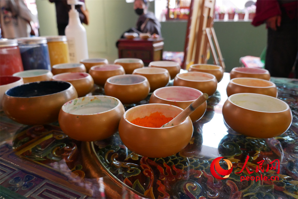 繪制唐卡所用的顏料。人民網(wǎng) 韋衍行攝