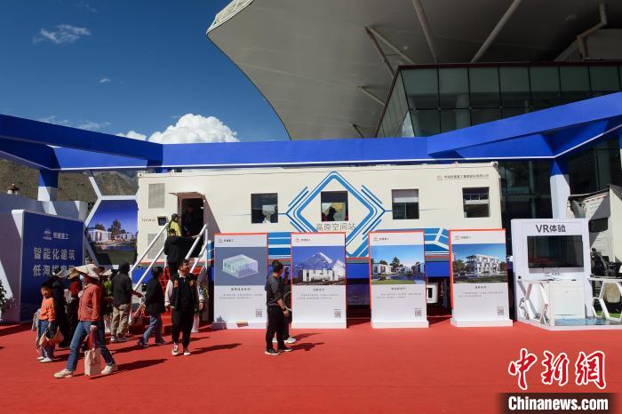 展覽現(xiàn)場，觀眾體驗裝配式增壓增氧建筑?！~ 攝