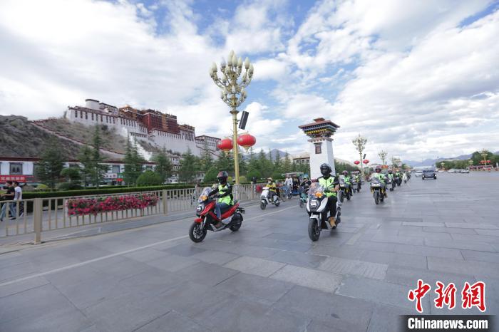 圖為比賽選手途經(jīng)布達(dá)拉宮。　游牧地球供圖