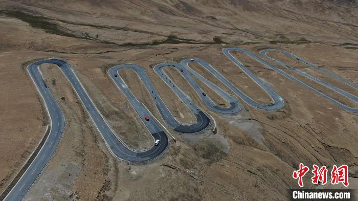 圖為騎手前往珠峰大本營(yíng)途經(jīng)108道拐?！∮文恋厍蚬﹫D