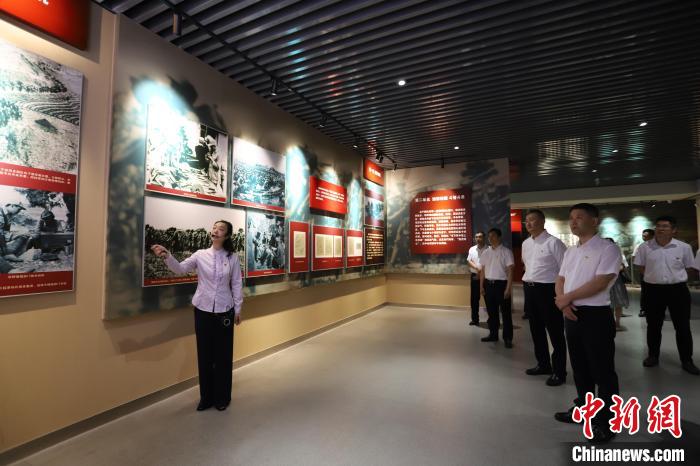 圖為西藏航空一行在臨沂市孟良崮戰(zhàn)役紀念館開展主題教育活動。　姜博 攝