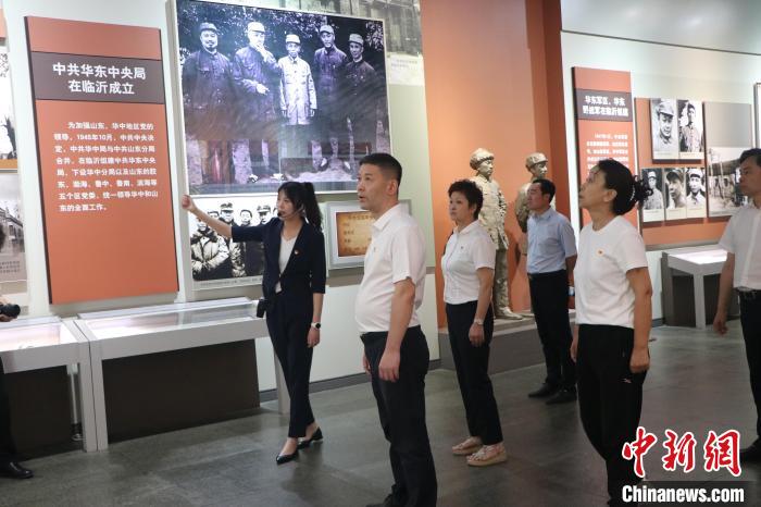 圖為西藏航空一行在臨沂市沂蒙革命紀念館開展主題教育活動?！〗?攝