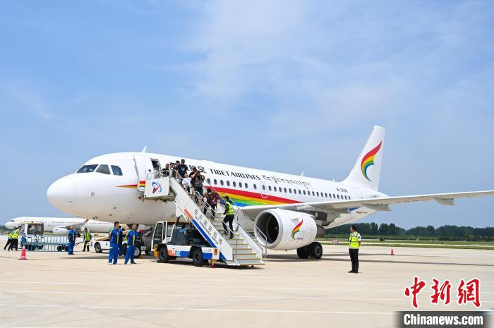 圖為旅客抵達機場。　趙朗 攝