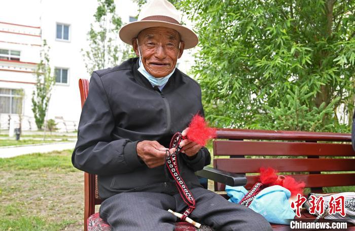 圖為曲松縣特困人員集中供養(yǎng)中心老人在做傳統(tǒng)手工編織。　趙朗 攝