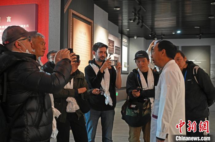 圖為中外媒體采訪西藏自治區(qū)藏醫(yī)院相關(guān)負(fù)責(zé)人?！≮w朗 攝