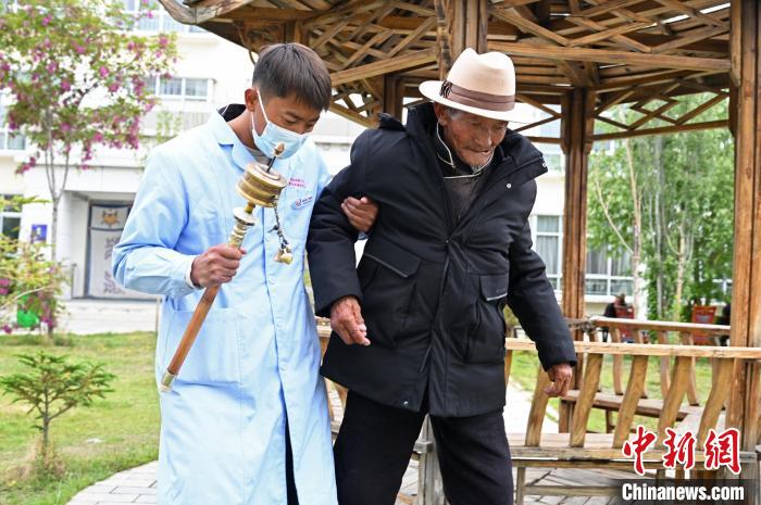 圖為曲松縣特困人員集中供養(yǎng)中心老人索朗歐珠?！≮w朗 攝