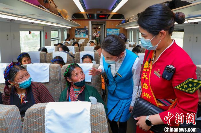 農(nóng)牧民乘坐高原復(fù)興號(hào)動(dòng)車組出行?！≈軔傁?攝