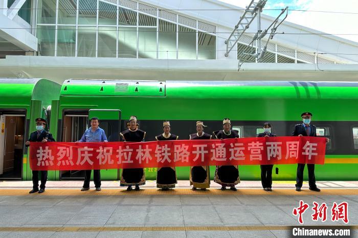 中國(guó)鐵路青藏集團(tuán)有限公司慶祝拉林鐵路開通運(yùn)營(yíng)兩周年。　李海星 攝