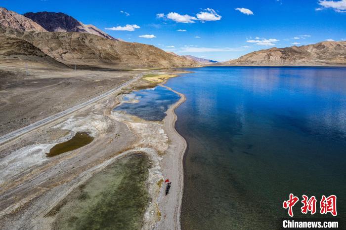 班公湖又稱措木昂拉仁波，藏語意為“長脖子天鵝”?！↓埿▲P 攝