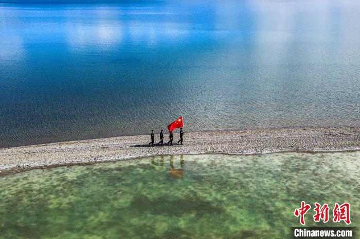 班公湖巡邏現(xiàn)場?！↓埿▲P 攝