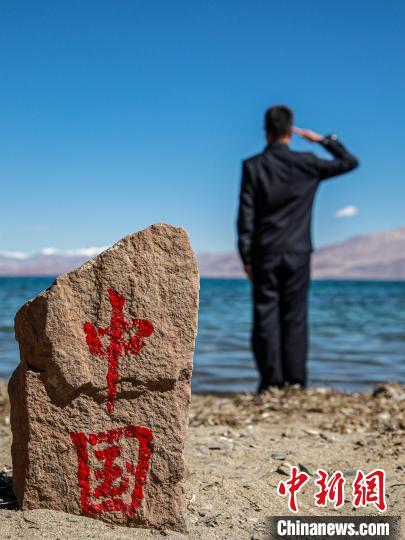 班公湖畔的“中國”標(biāo)記?！↓埿▲P 攝