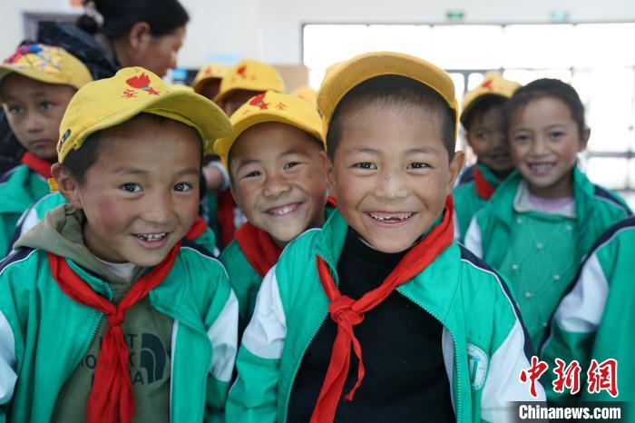 6月27日，西藏康馬縣南尼鄉(xiāng)中心小學(xué)的孩子參加先心病篩查?！√K丹 攝