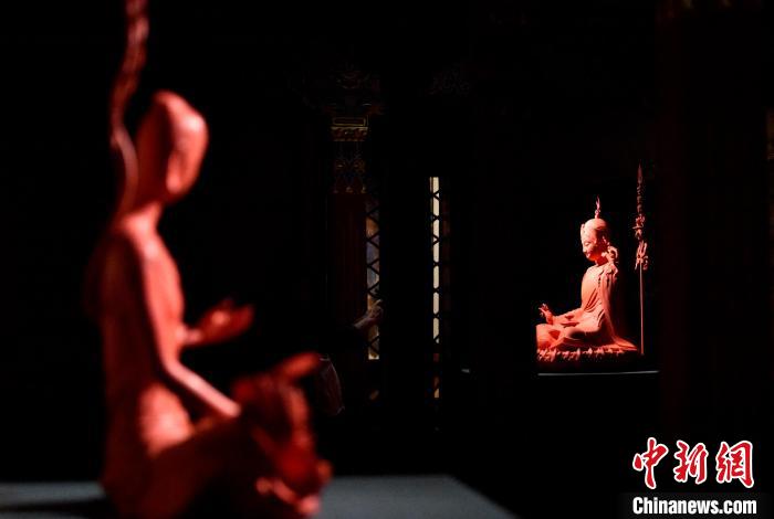 圖為展覽中圍繞西藏歷史與傳統(tǒng)創(chuàng)作的雕塑作品?！±盍?攝