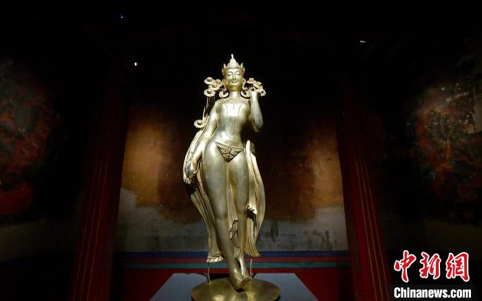 圖為展覽中圍繞西藏歷史與傳統(tǒng)創(chuàng)作的雕塑作品《八萬四千年》?！±盍?攝