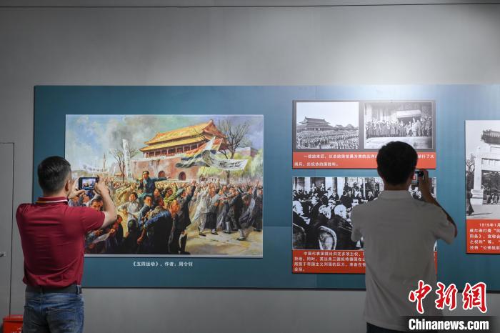 圖為市民參觀《曙光·偉業(yè)——五四運(yùn)動與中國共產(chǎn)黨的成立》“七一”特展?！∝暩聛硭?攝