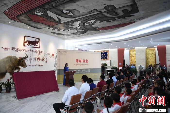 圖為《曙光·偉業(yè)——五四運(yùn)動與中國共產(chǎn)黨的成立》“七一”特展開幕儀式現(xiàn)場?！∝暩聛硭?攝