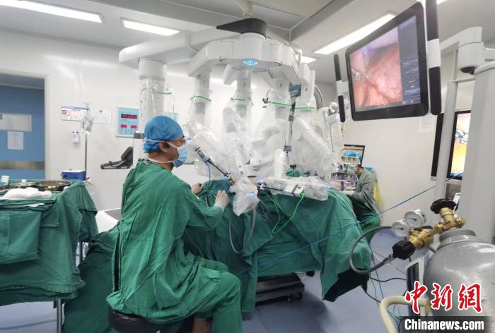 圖為援藏主任郝一昌協(xié)助進行達芬奇機器人手術(shù)?！∥鞑刈灾螀^(qū)人民醫(yī)院供圖