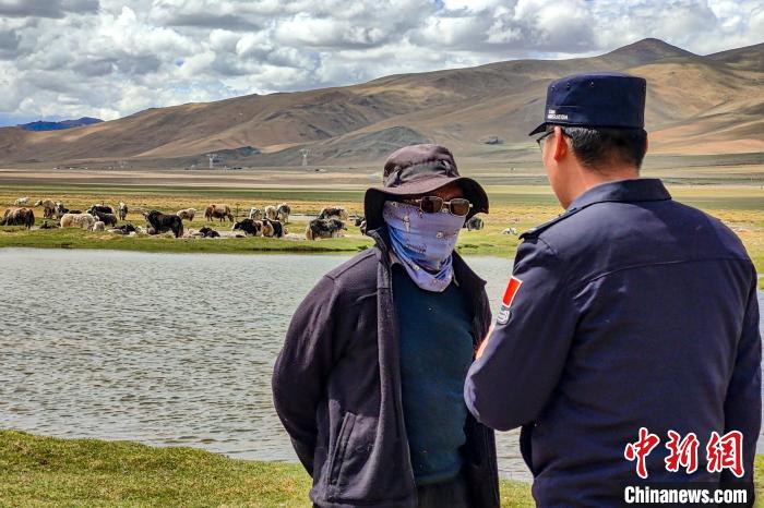 資料圖為民警何宗源在公珠湖了解牧民情況?！↓埿▲P 攝