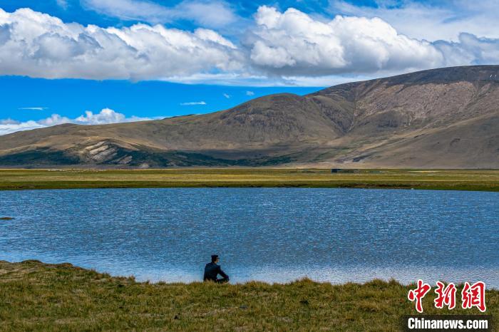 資料圖為執(zhí)勤民警何宗源在公珠湖畔濕地留影?！↓埿▲P 攝