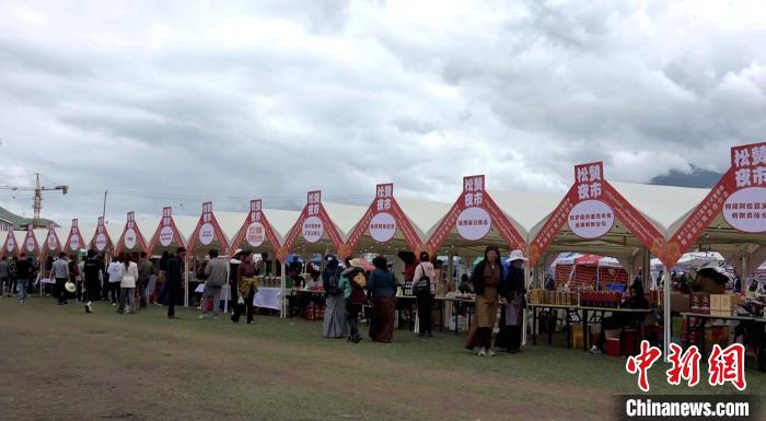 圖為熱鬧的“松贊夜市”?！∝暽＠?攝