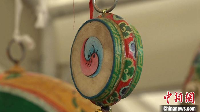 圖為“松贊夜市”里的特色文創(chuàng)產(chǎn)品?！∝暽＠?攝