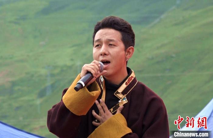 圖為藝人為開(kāi)幕式獻(xiàn)唱?！∝暽＠?攝