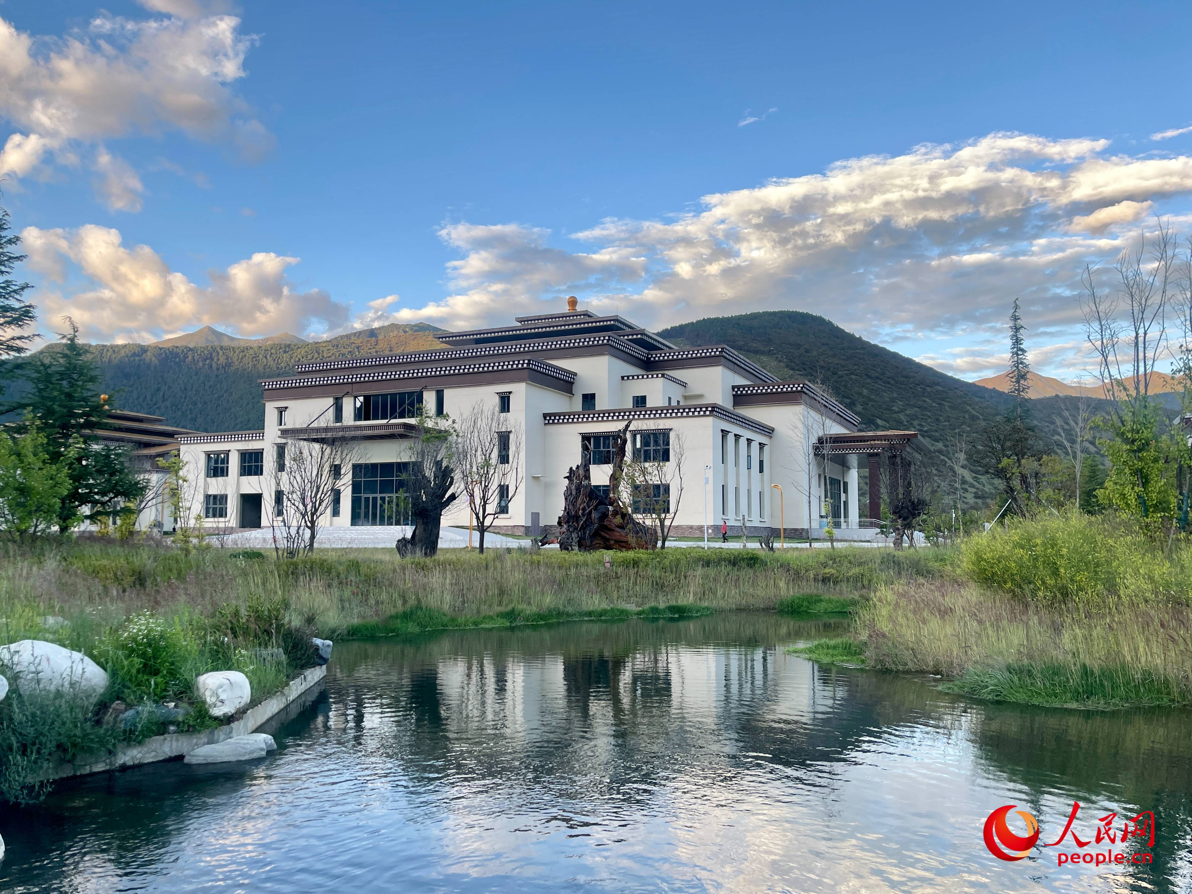 工布公園猶如一幅優(yōu)美畫卷，讓人流連忘返。人民網(wǎng) 周靜圓攝