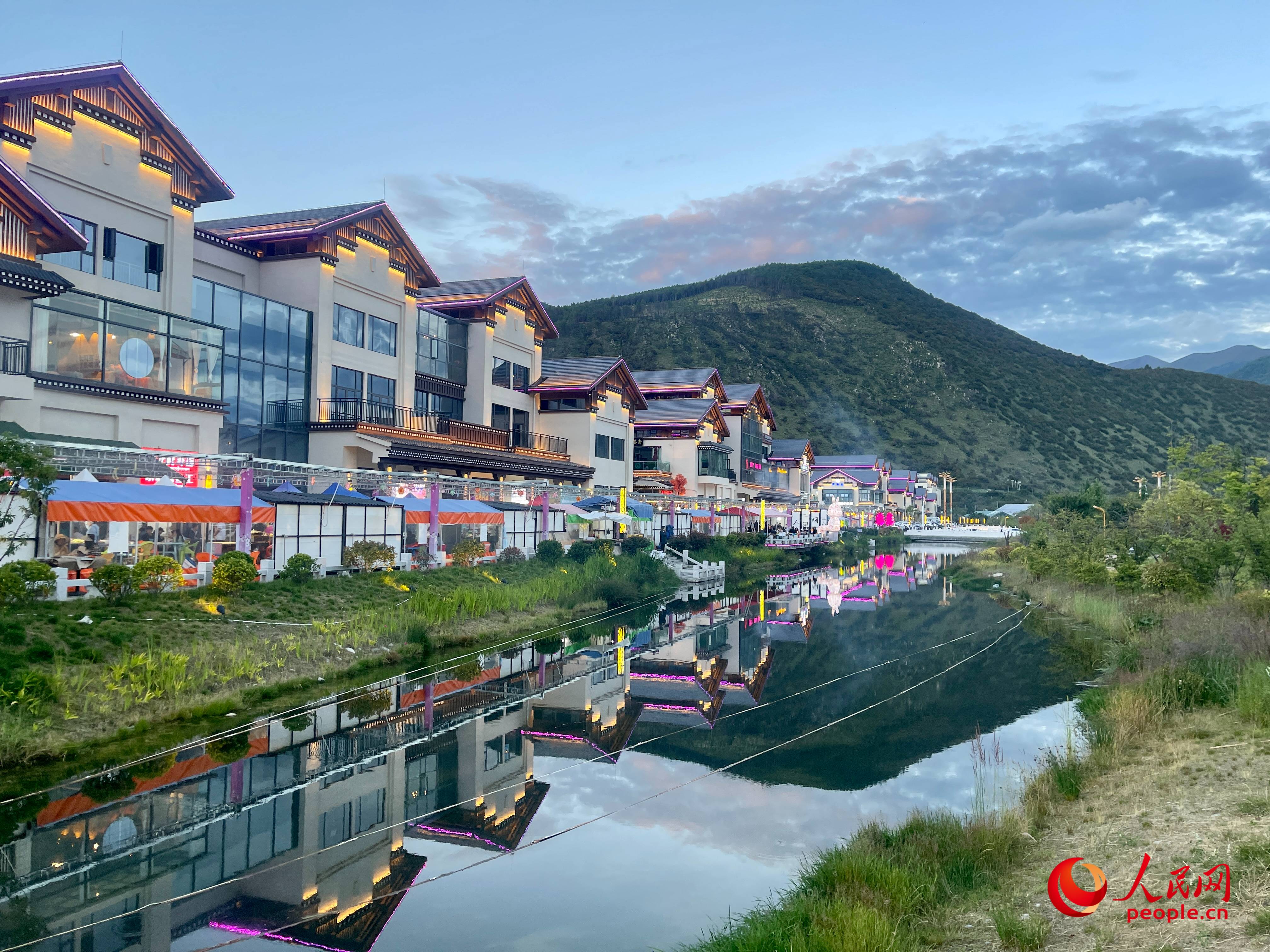 工布公園的一角，風景秀麗。人民網(wǎng) 周靜圓攝