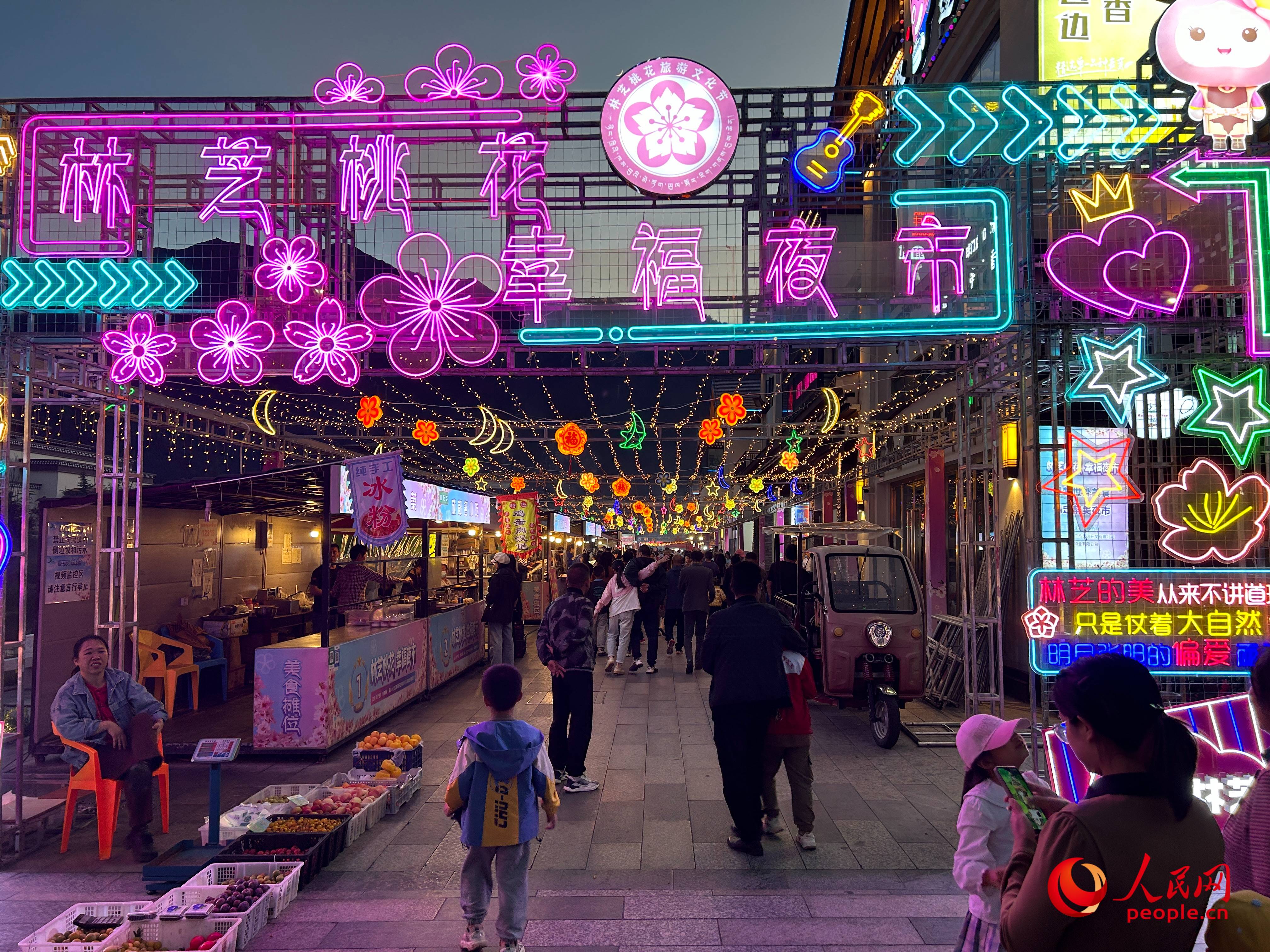 工布公園里的夜市，人來人往。人民網(wǎng) 周靜圓攝