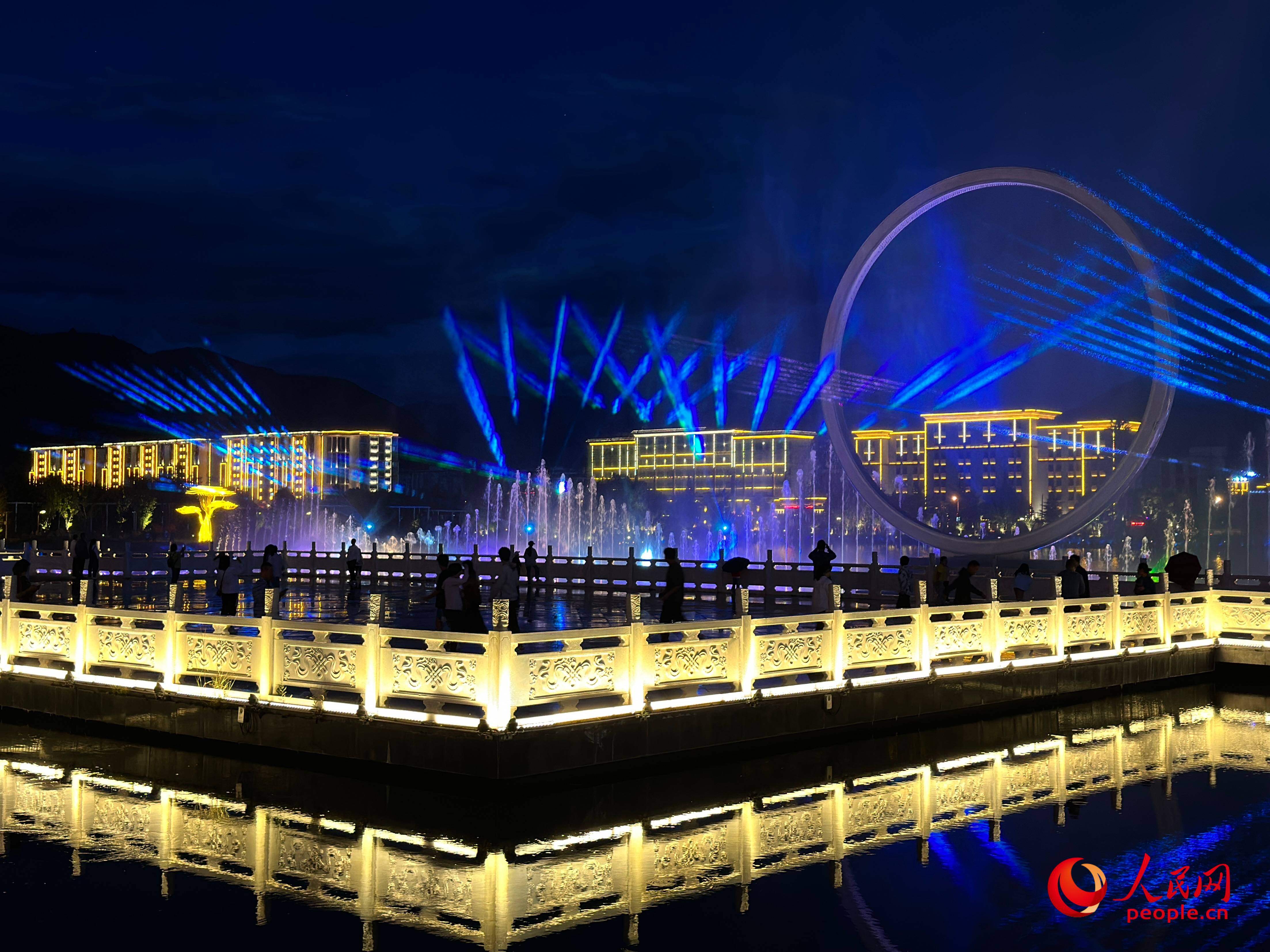 工布公園的音樂水秀噴泉，吸引市民和游客前來拍照打卡。人民網(wǎng) 周靜圓攝