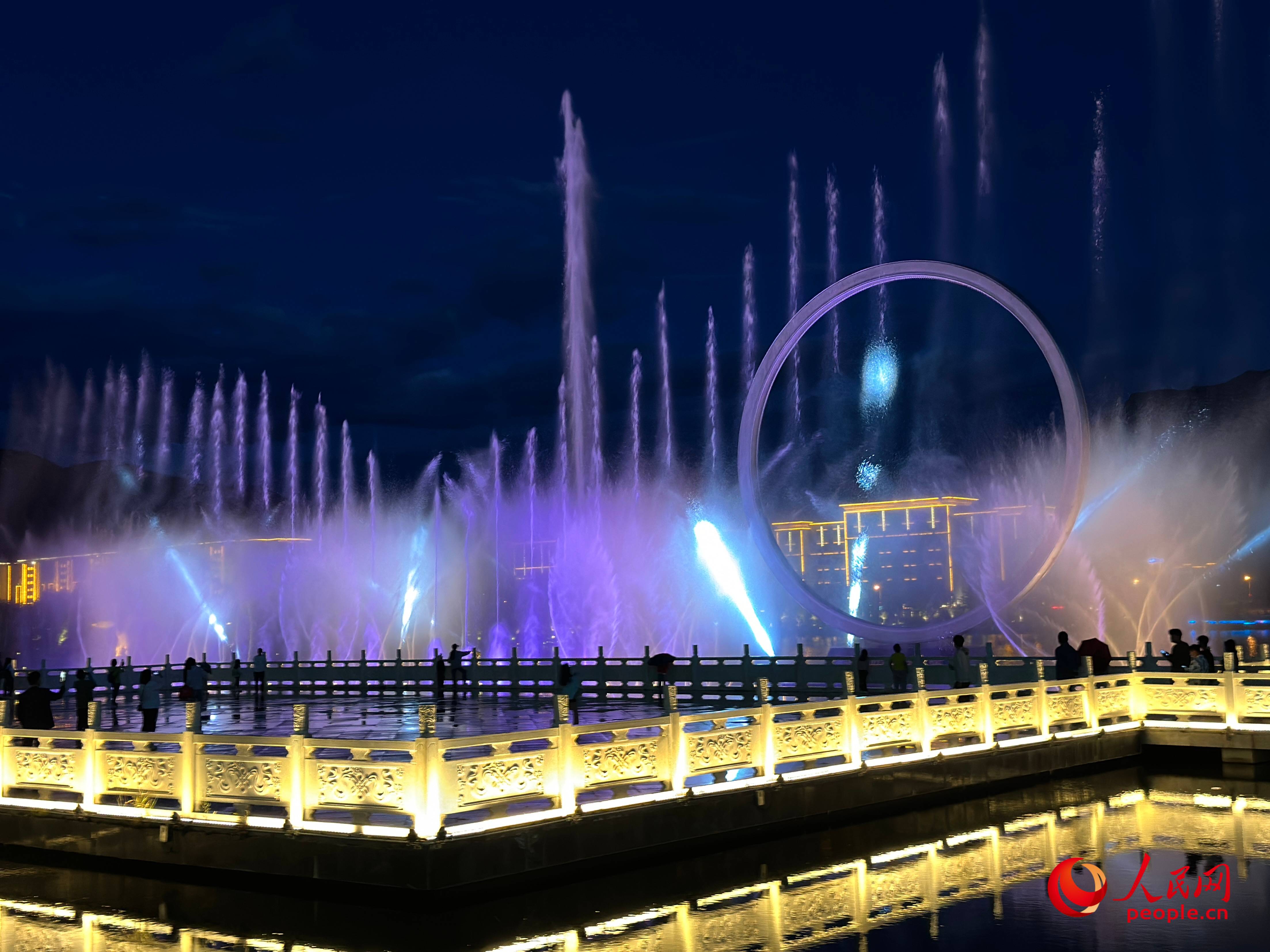 工布公園的音樂水秀噴泉，吸引市民和游客前來拍照打卡。人民網(wǎng) 周靜圓攝