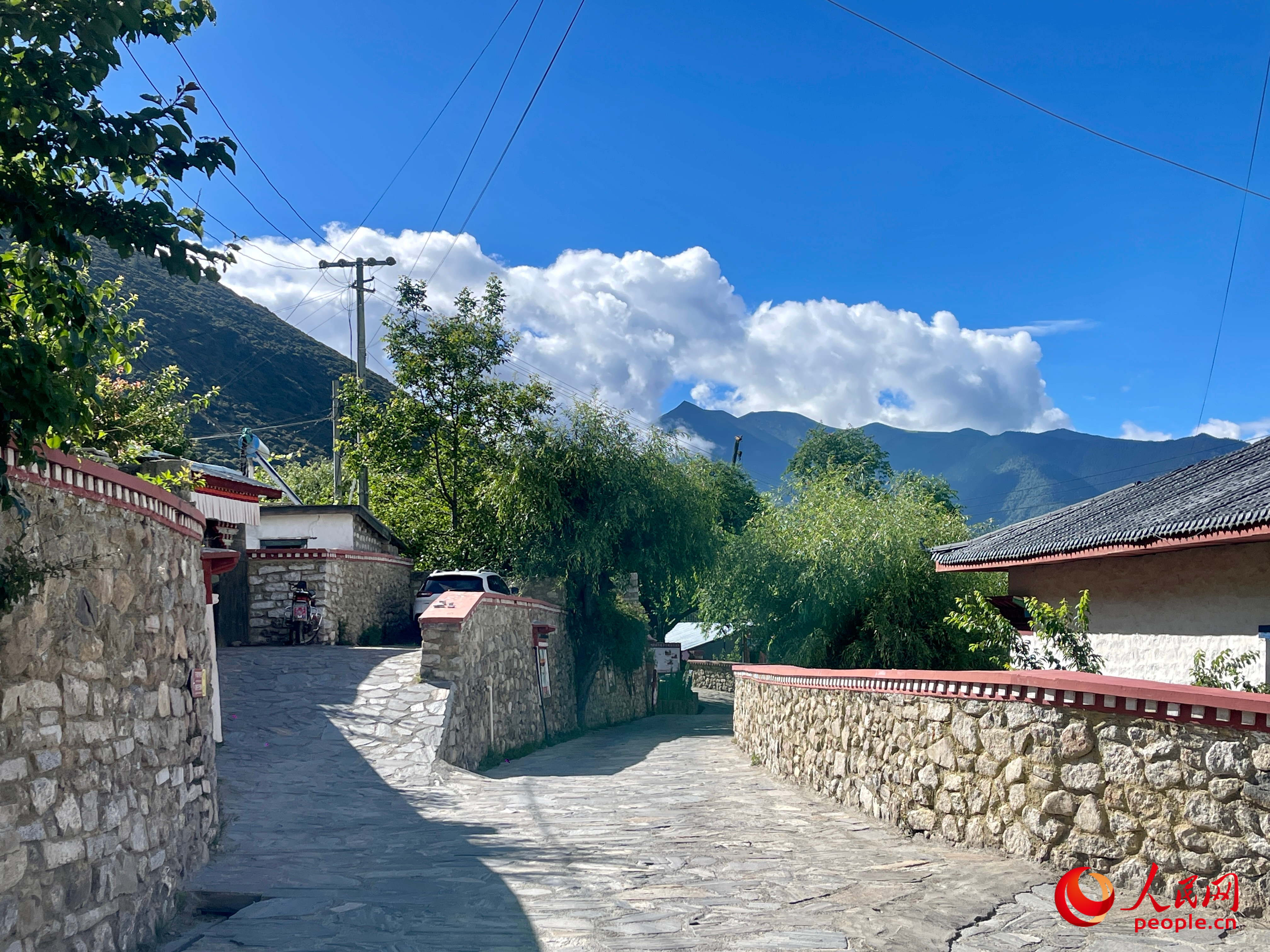 嘎拉村的村貌。人民網(wǎng) 周靜圓攝