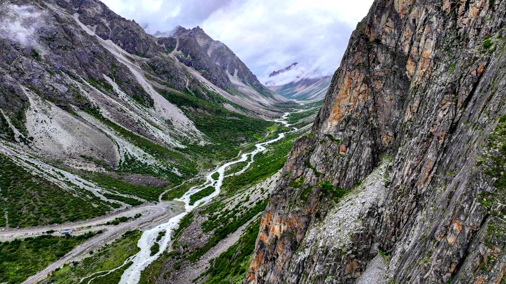 磅礴的河流滋養(yǎng)著山間草木。張澤坤攝